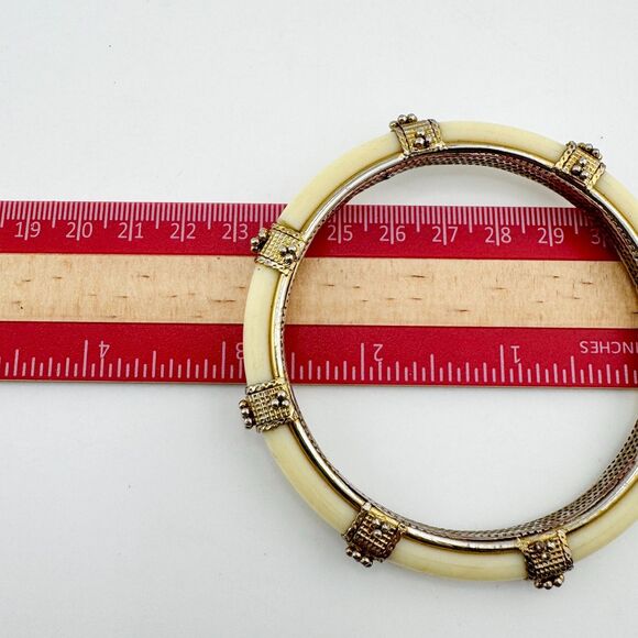Vintage Cream Bangle Set 2 – Carved Resin & Gold-Tone Boho Bracelet Stack Chunky - Picture 7 of 8
